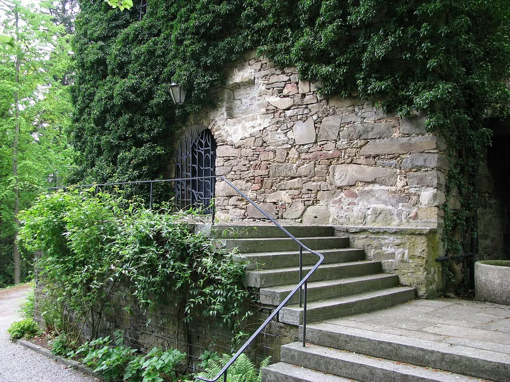 Burgruine Kaltenstein, restaurierter Bergfried.