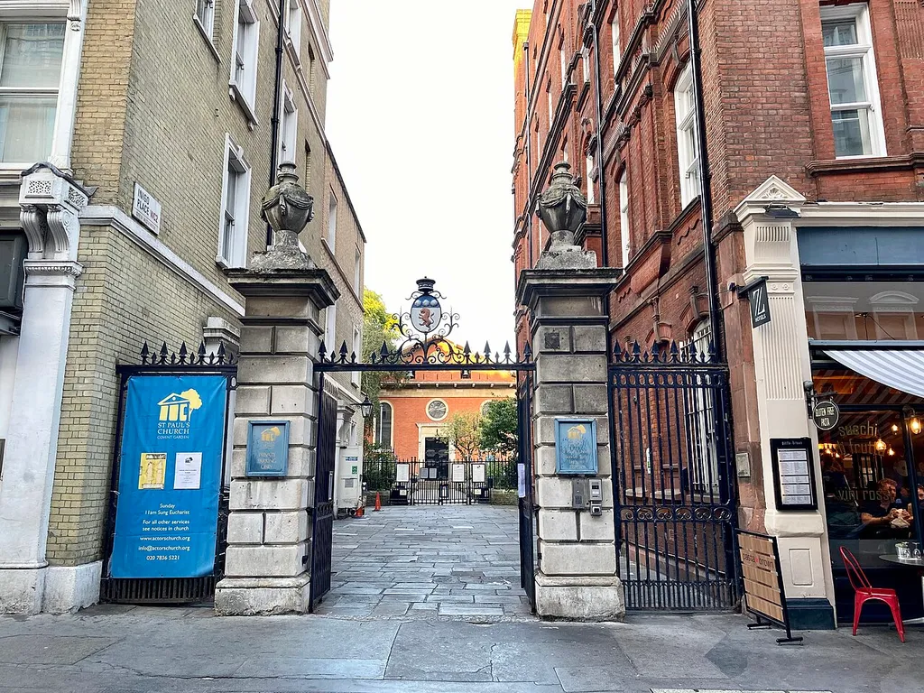 Gateway to Inigo Place and St Paul's churchyard, Covent Garden, September 2021