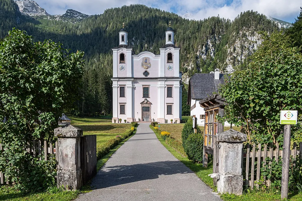 Die Wallfahrtskirche Maria Kirchenthal wurde im 17. Jahrhundert erbaut. Sie befindet sich auf einer Höhe von 872 m in einem Tal der Loferer Steinberge.