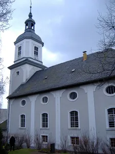 Einzeldenkmale der Sachgesamtheit Dorfkirche und Kirchhof Fraureuth: Kirche mit Ausstattung und Grabstätte Foedisch (siehe auch Sachgesamtheitsdokument - obj. 09300166) Alte Schulstraße -