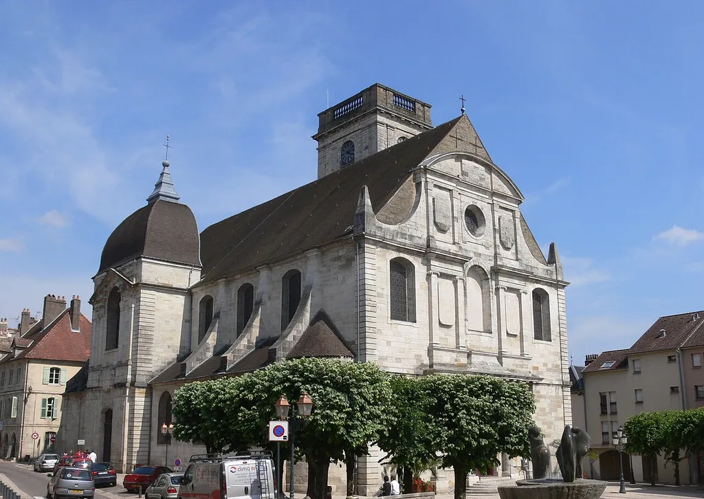 Eglise Saint-Georges, à Vesoul (Haute-Saône). Vue générale depuis le croisement de la rue Salengro et de la rue des Ursulines
