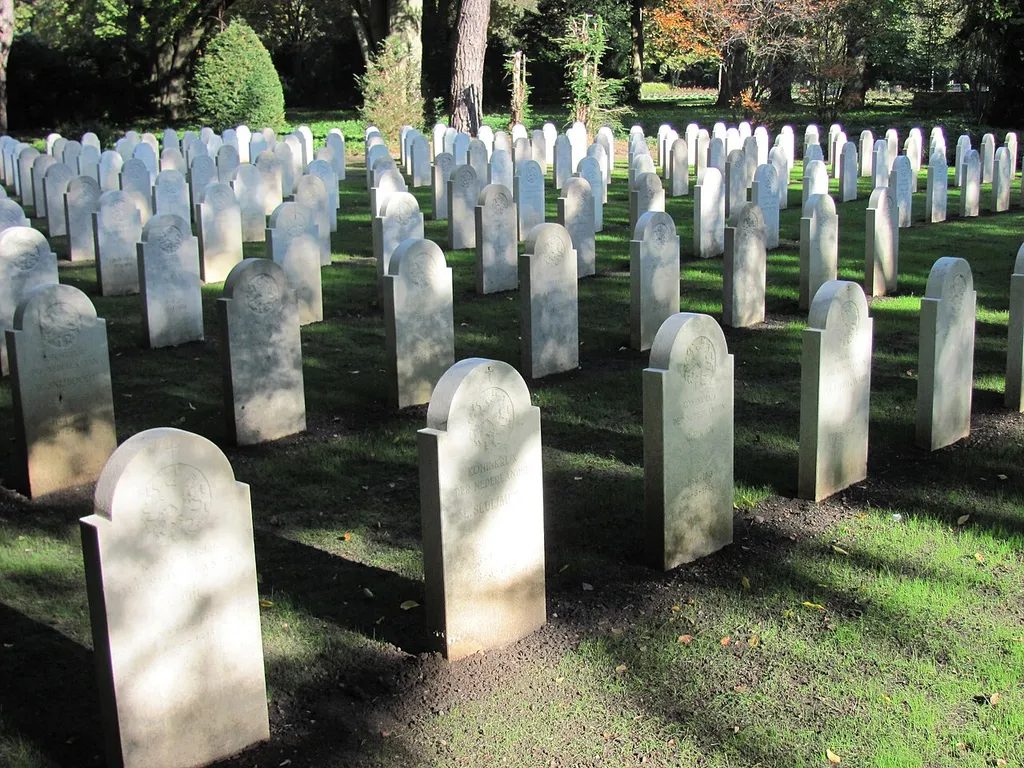 Grabsteine auf dem Niederländischen Ehrenfeld auf dem Friedhof Ohlsdorf