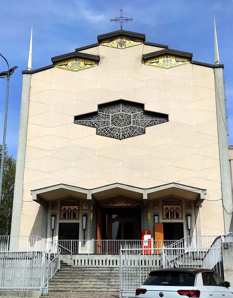 Facciata della Chiesa dell'Immacolata Concezione di piazza Frattini a Milano