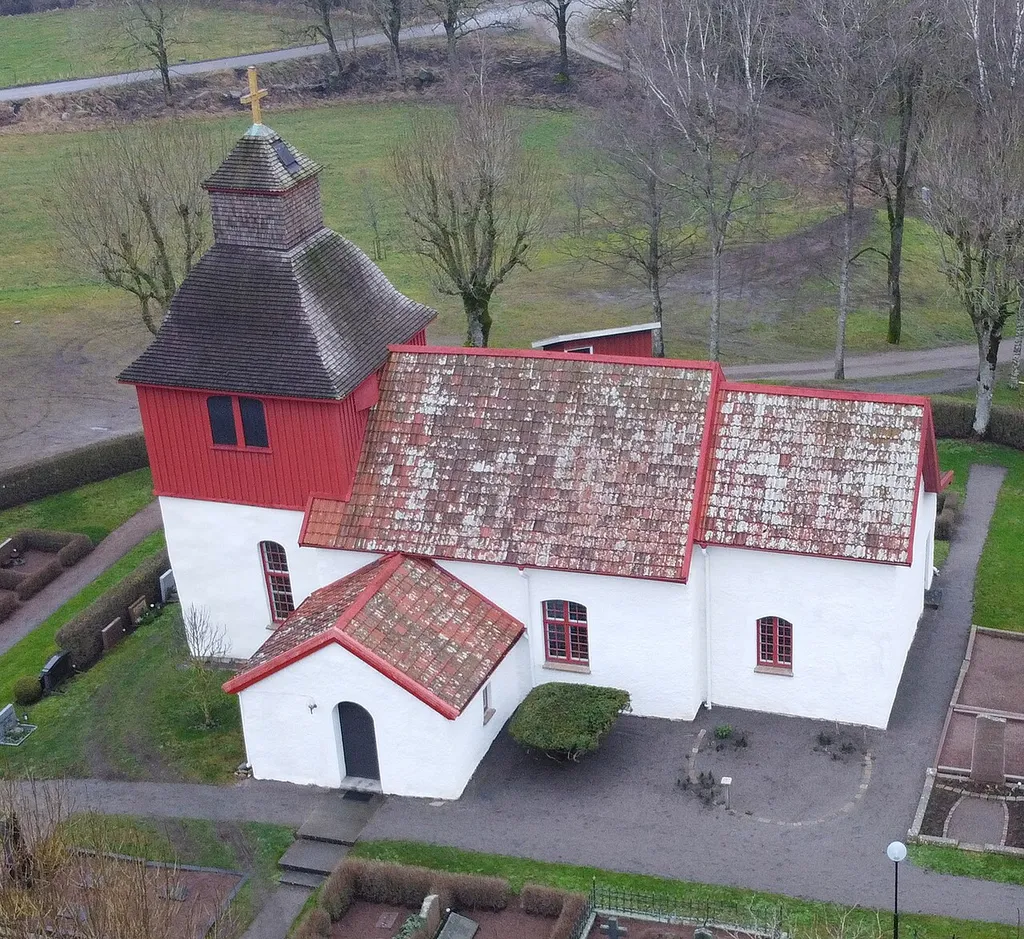 Luttra kyrka i Falköpings kommun (Skara stift). Byggd på 1100-talet.