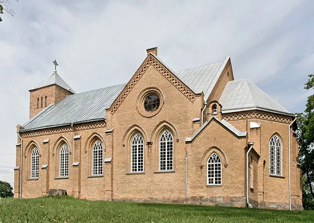 Veprių bažnyčios pietinis fasadas