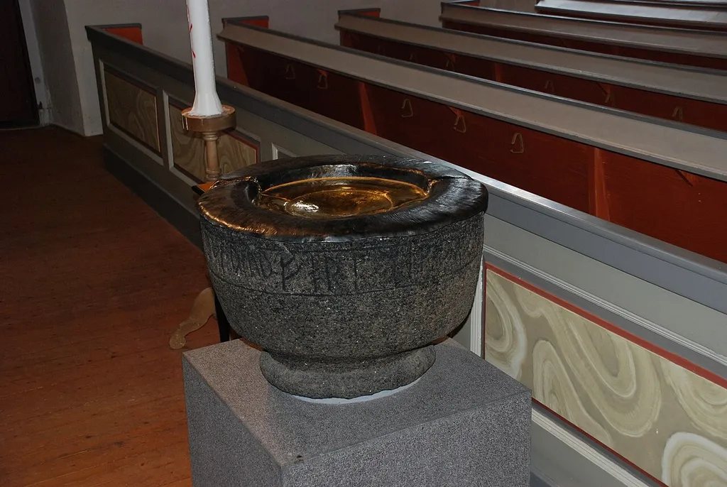 Hemsjö kyrka, församlingskyrka i Hemsjö i Alingsås kommun. Dopfunten är unik då den har runinskription vilken enligt Evert Salberger kan läsas: "Genom mig skall alla själar här döpas (doppas) in i församlingen". Dopfunten tillhör Statens Historiska Museer och styr i kyrkan sedan midsommardagen 2005.