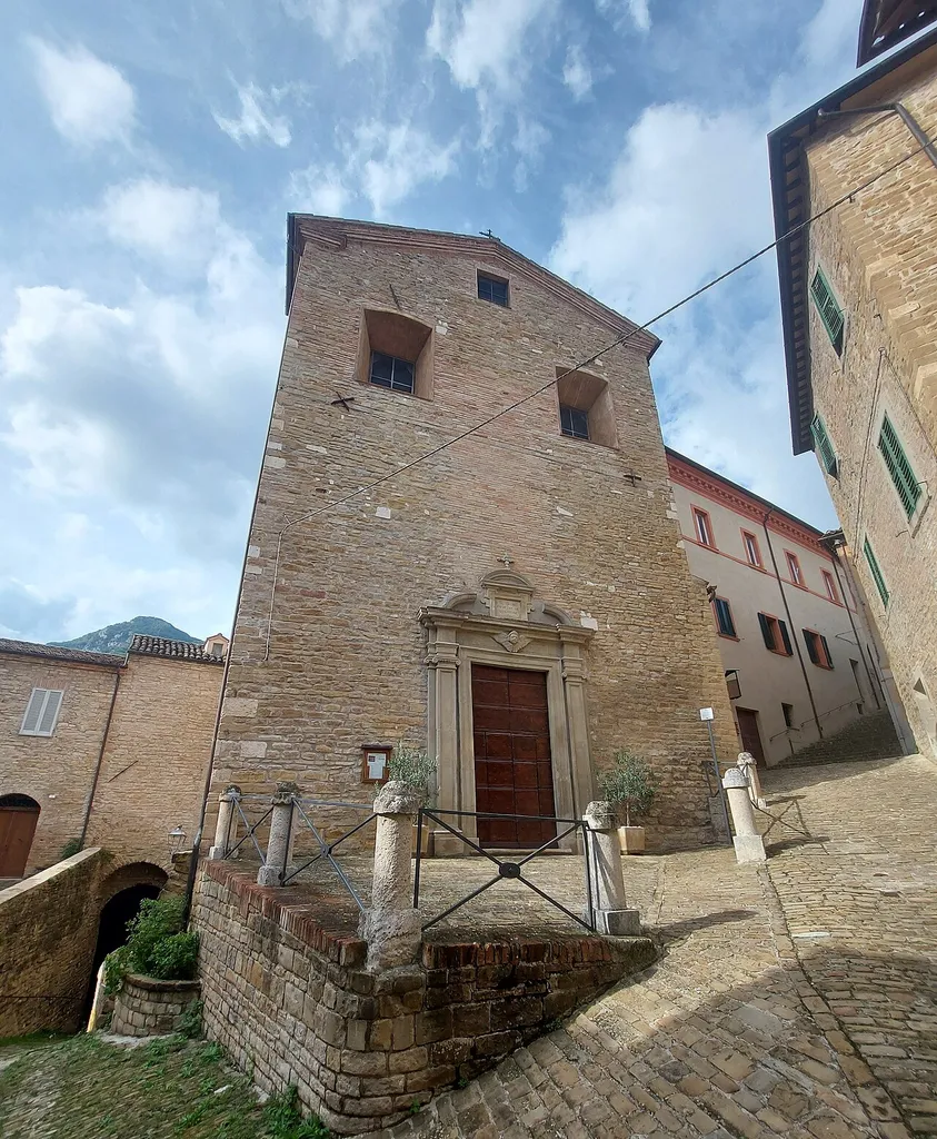 esterno della Chiesa di Santa Lucia a Serra San Quirico