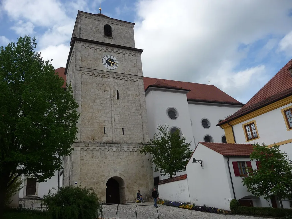Die Pfarr- und KLosterkirche von Bergen bei Neuburg