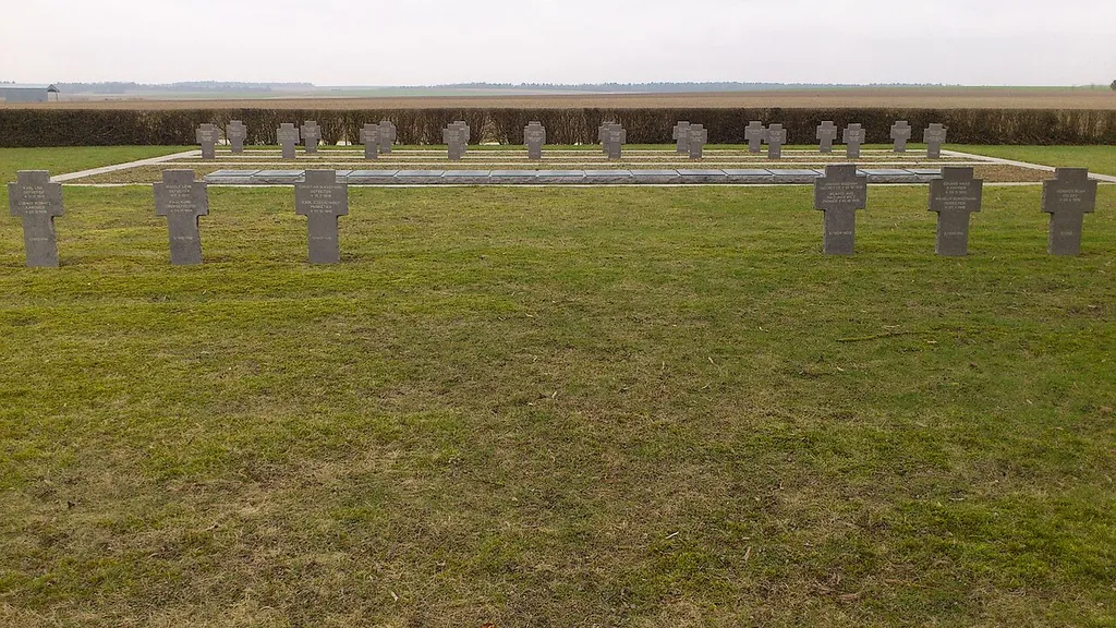 Photographie prise à Warmeriville dans le cimetière allemand où les corps des victimes du tunnel du Mont Cornillet (conflit 1914-1918)