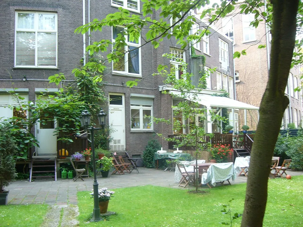 Rotterdamin suomalaisen merimieskirkon takapihaa.