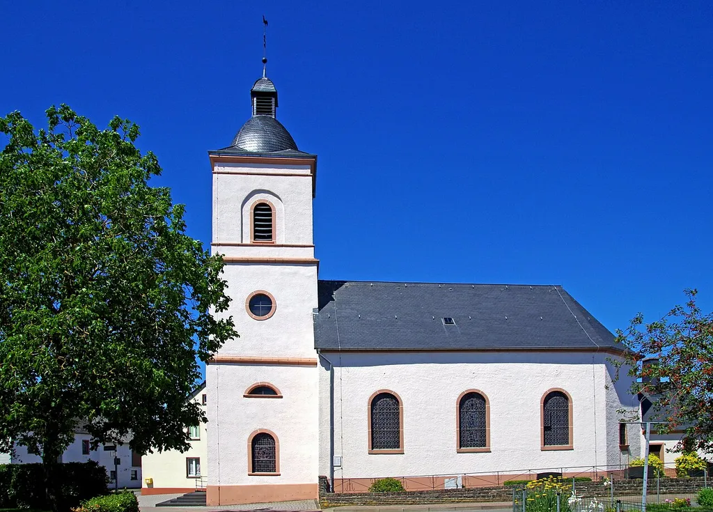 St. Peter (Preischeid), Ostseite