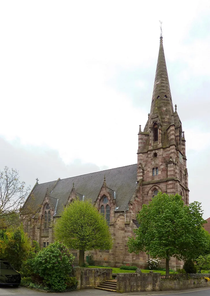 Kirchengebäude der Evangelischen Kirche von Kurhessen-Waldeck in Hundelshausen, Stadt Witzenhausen, Hessen. Erbaut 1863 bis 1876 nach Plänen von Georg Gottlob Ungewitter (1820-1864).