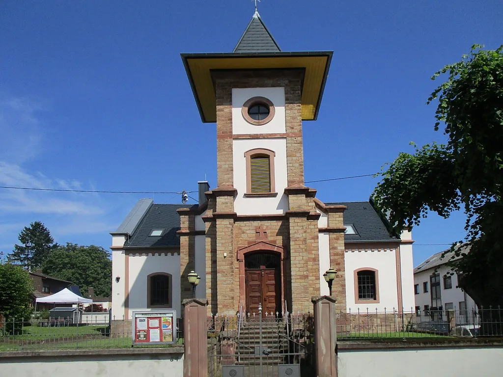 Evangelische Kirche in Ensheim, erbaut als Bethaus 1869 von der Familie Adt, teilweiser Einsturz beim Ausbau 1896
