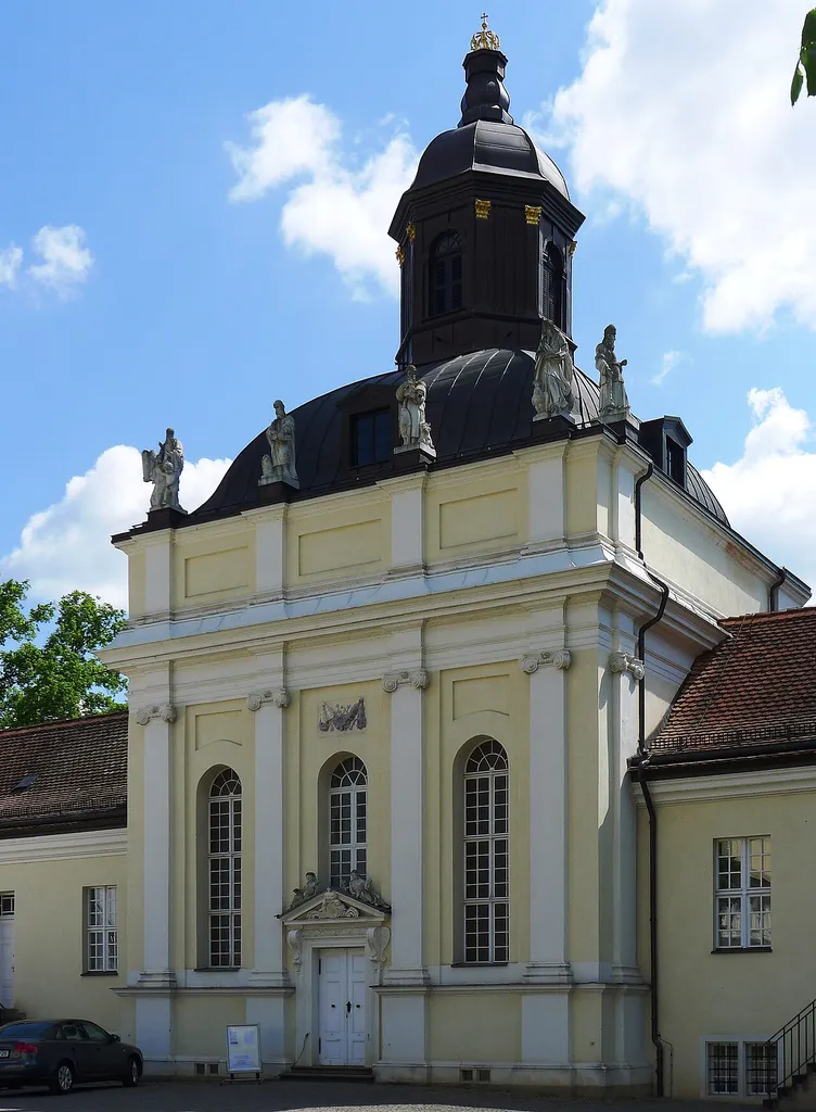 Portal der Schlosskirche fotografiert vom Schlosshof
