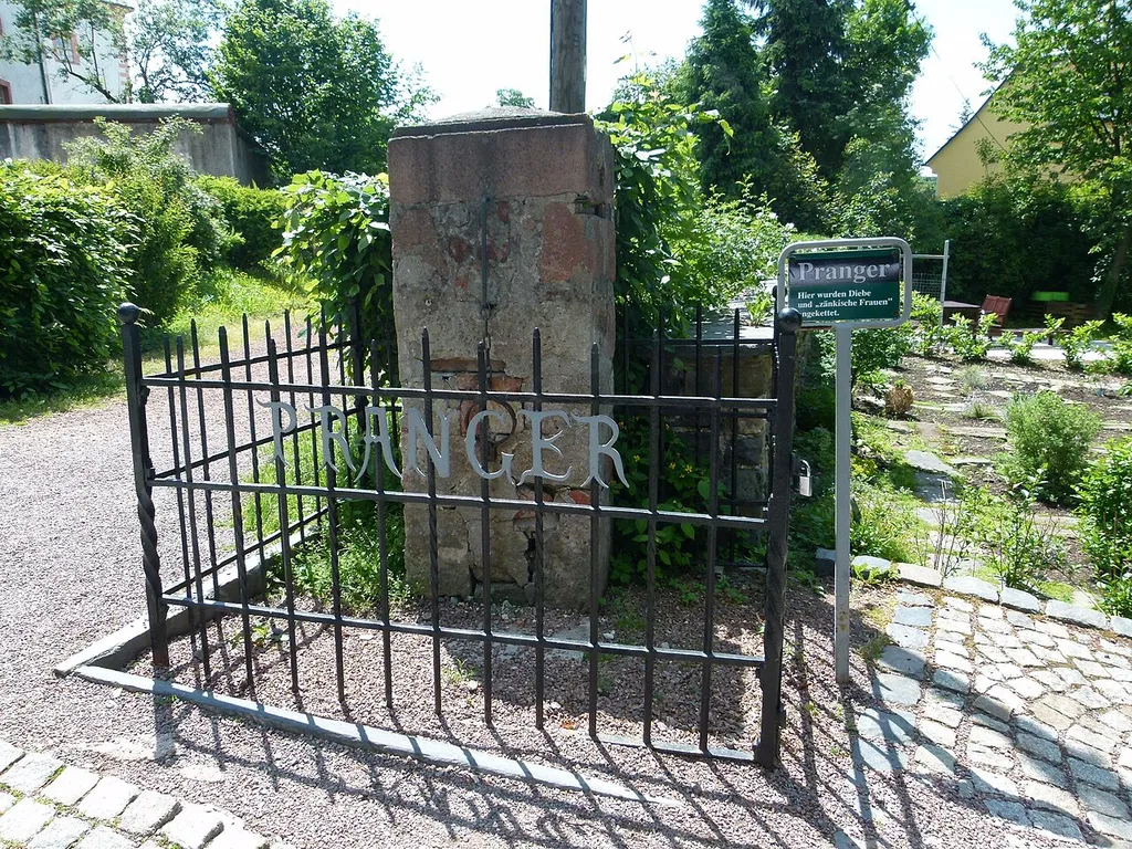 Pranger vor dem Eingang zum Jagdschloß Augustusburg, Sachsen