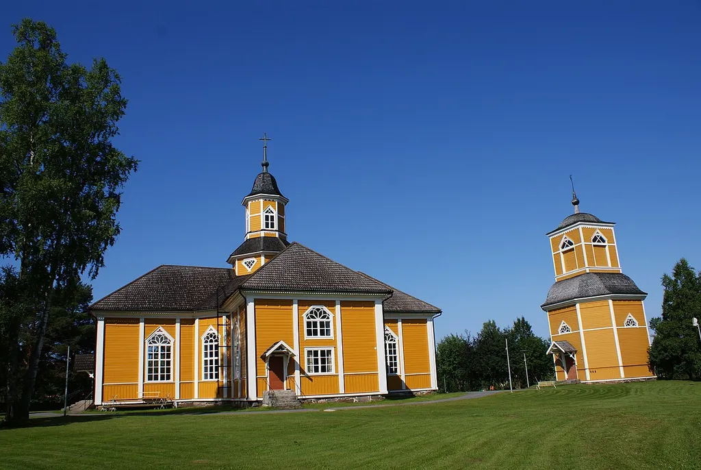 Himango kyrka och klockstapel.