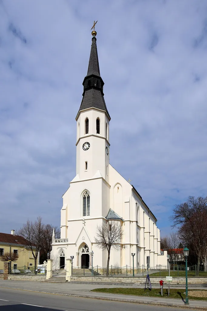 Südsüdostansicht der katholischen Pfarrkirche hl. Jakobus der Ältere in der niederösterreichischen Marktgemeinde Bockfließ. Eine neugotische Saalkirche mit Fassadenturm und Nordchor, die von 1874 bis 1876 errichtet wurde.