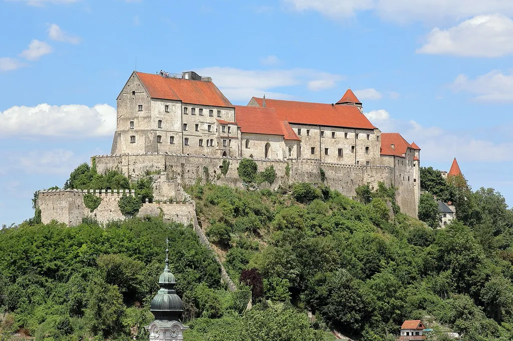 Südansicht der Hauptburg in der deutschen Herzogstadt Burghausen im oberbayerischen Landkreis Altötting.