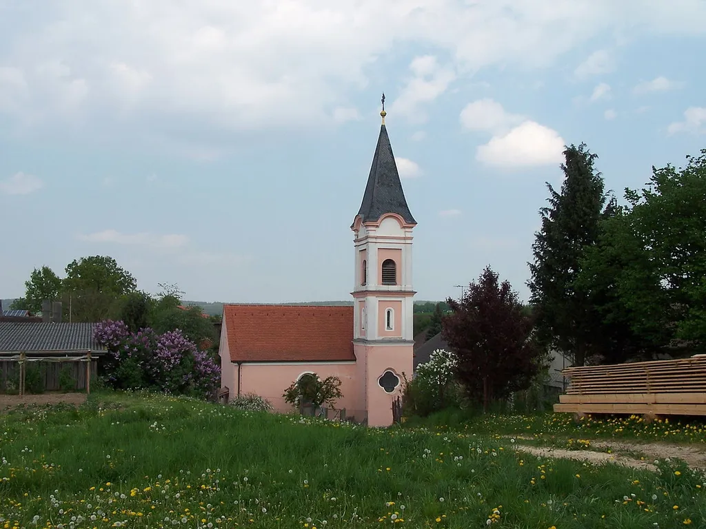 Hausen, Dietenhofen 16. Katholische Kirche St. Johannes d. Täufer. Saalkirche mit Satteldach, kleine Rokokoanlage, um 1760, Chorflankenturm mit Lisenengliederung und Spitzhelm, wohl 20. Jahrhundert; mit Ausstattung; Lourdesgrotte mit Brunnenschale und halbrunder Balustrade, um 1900.