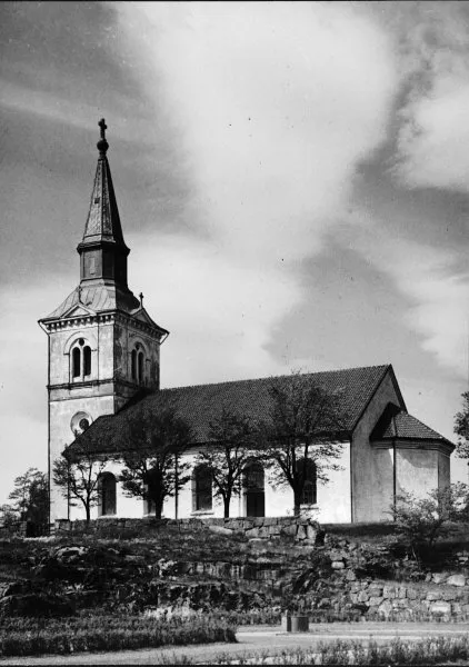 Notera Av dokumentationsskäl har originalbeskrivningen från Riksantikvarieämbetet behållits. Tillrättalägganden och alternativa beskrivningar bör införas separat från nedanstående information.Felaktigheter kan även anmälas till denna sida.Kyrkan från sydöst.