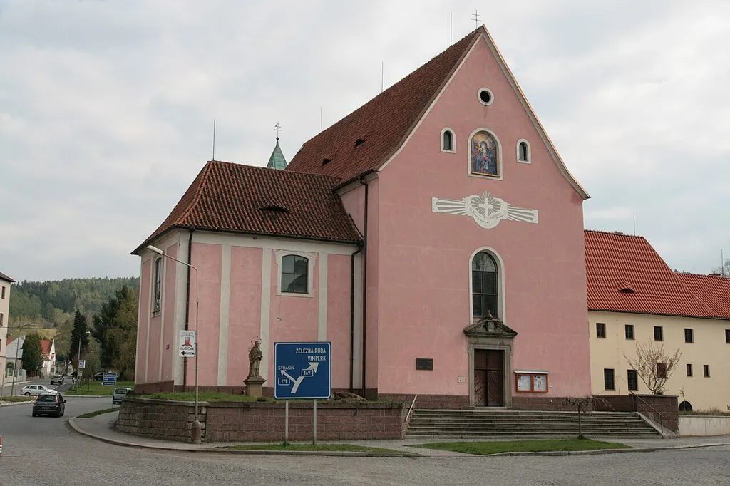Město Sušice v okrese Klatovy. Kostel svatého Felixe za řekou Otavou v Dlouhoveské ulici s přilehlým kapucínským klášterem.