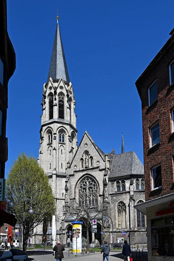Heilig-Kreuz-Kirche (Aachen), Südfassade mit Turm und Hauptportal