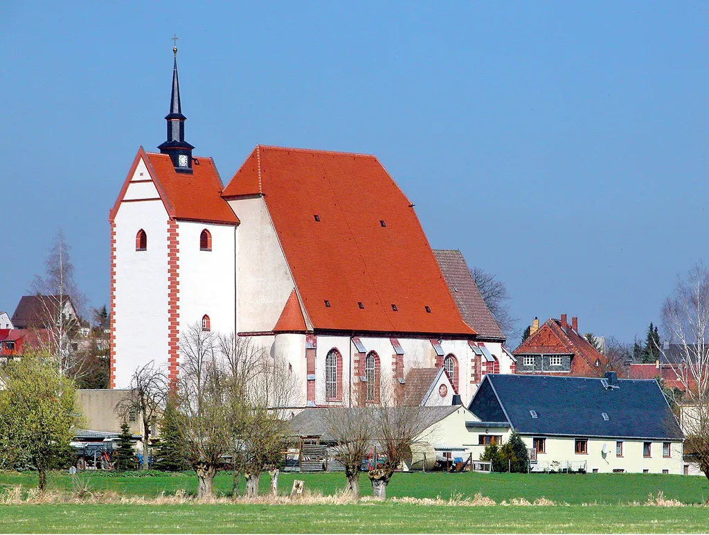 31.03.2009 04769 Altmügeln (Mügeln): Straße des Friedens (GMP: 51.240064,13.035497). Marienkirche. Mittelalterliche Wallfahrtskirche. 1487 und 1512 als eine der letzten von Grund auf im Stile der Spätgotik neu gebaut. Nur der wuchtige Turm stammt noch von der alten Wehrkirche. Ein Blitzeinschlag verursachte 1536 schwere Zerstörungen. Als die Marienkirche 1539 erneut fertig war, gärte im Land schon die Reformation. Sie ist eine der letzten alten Kirchen, die nach katholischen Ritus geweiht wurden. Erst zwei Jahre später wurde hier lutherisch gepredigt. Auf dem Mügelner Schloß ging ja immer noch der katholische Bischof ein und aus. Für ein Gewölbe reichte wohl das Geld nicht mehr und so verzierte 1720 der Oschatzer Maler Johannes Roßberg die flache Holzfelderdecke zu einer sog. "Bilderbibel". Sie zeigt 36 Szenen und 6 Personen aus dem Neuen Testament. [DSCN35828.TIF]20090331060DR.JPG(c)Blobelt