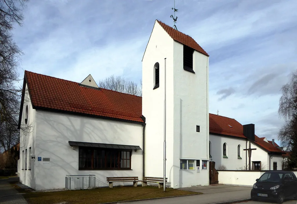 München-Allach, Epiphaniaskirche, Südseite.