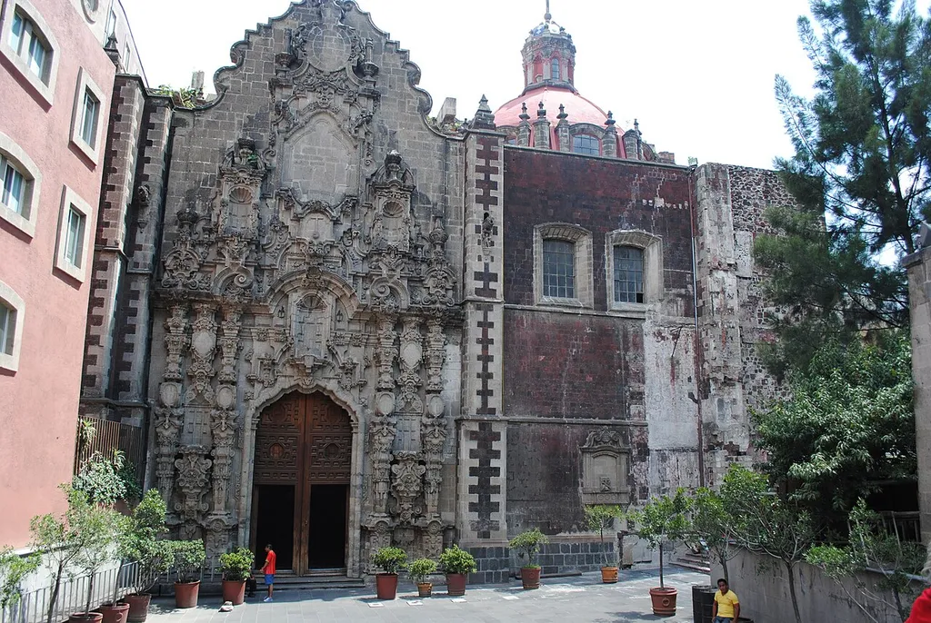 Portada del Convento de San Francisco, Centro Histórico de la Ciudad de México.