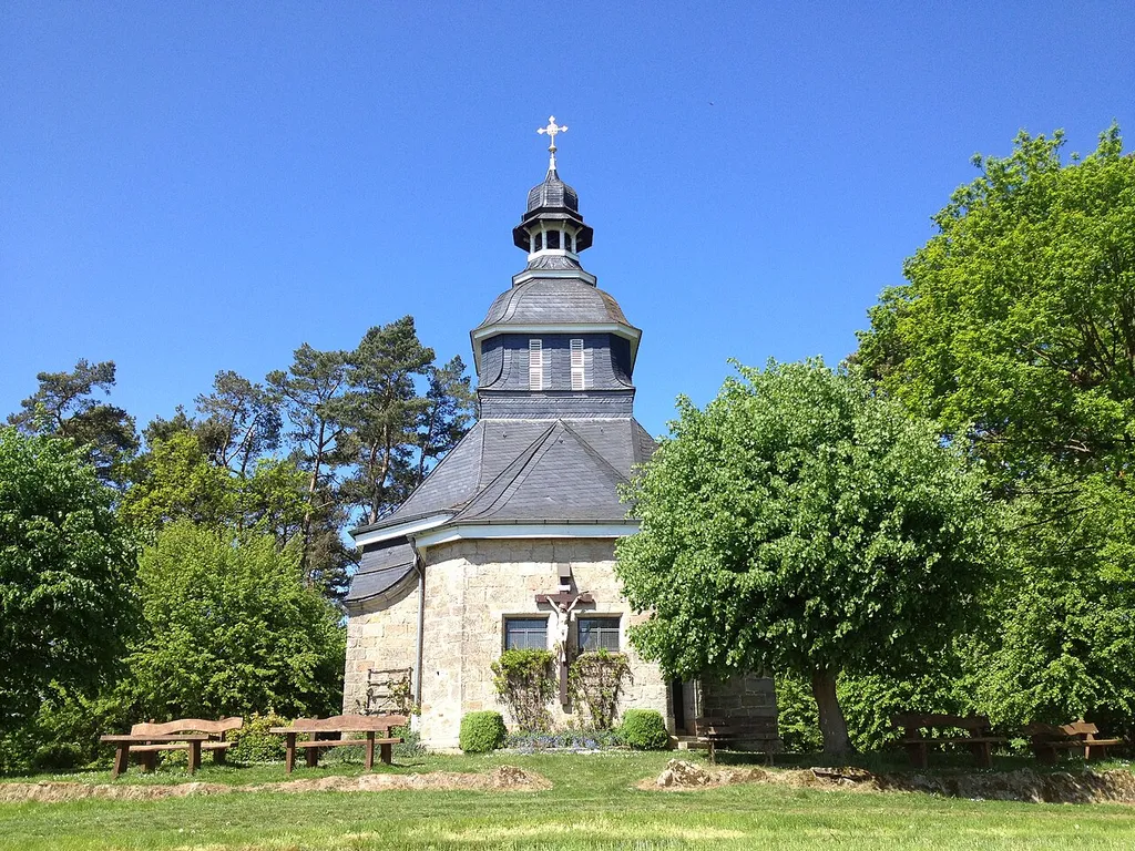 Außenansicht der Weingartenkapelle nordwestlich von Naumburg (Hessen), Station des Eco Pfades Archäologie Naumburg