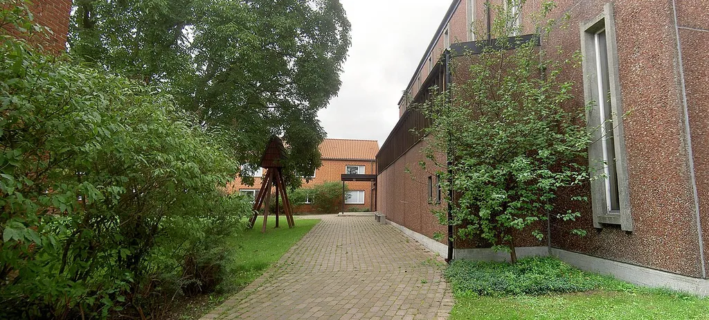 Laurentiistiftelsen i Lund. I mitten syns klockstapeln. Kyrkobyggnaden till höger. Skapad med hjälp av Adobe Photoshop och PTGui.
