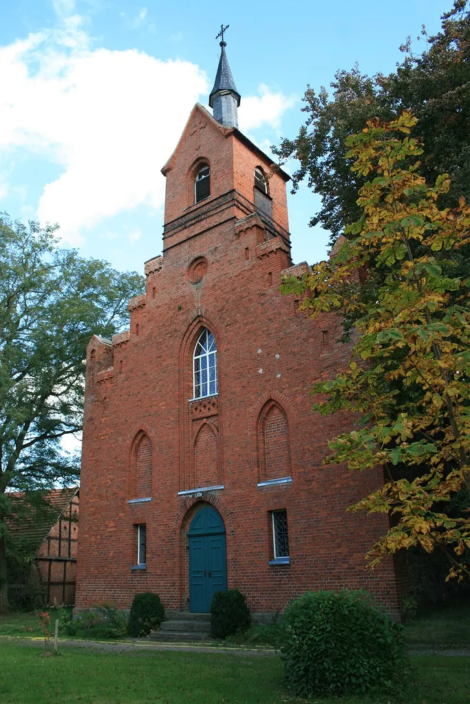 Ort: D-16928 Kuhbier (Gemeinde Groß Pankow) Dorfkirche, Dorfstraße Liste der Baudenkmale in Groß Pankow, Brandenburg, Deutschland, Nr. 23 Die evangelische Dorfkirche wurde 1851 errichtet. Dabei wurden Teile des spätgotischen Vorgängerbaus einbezogen. Foto: Rainer Land, Schmarsower Straße 1, 16949 Triglitz