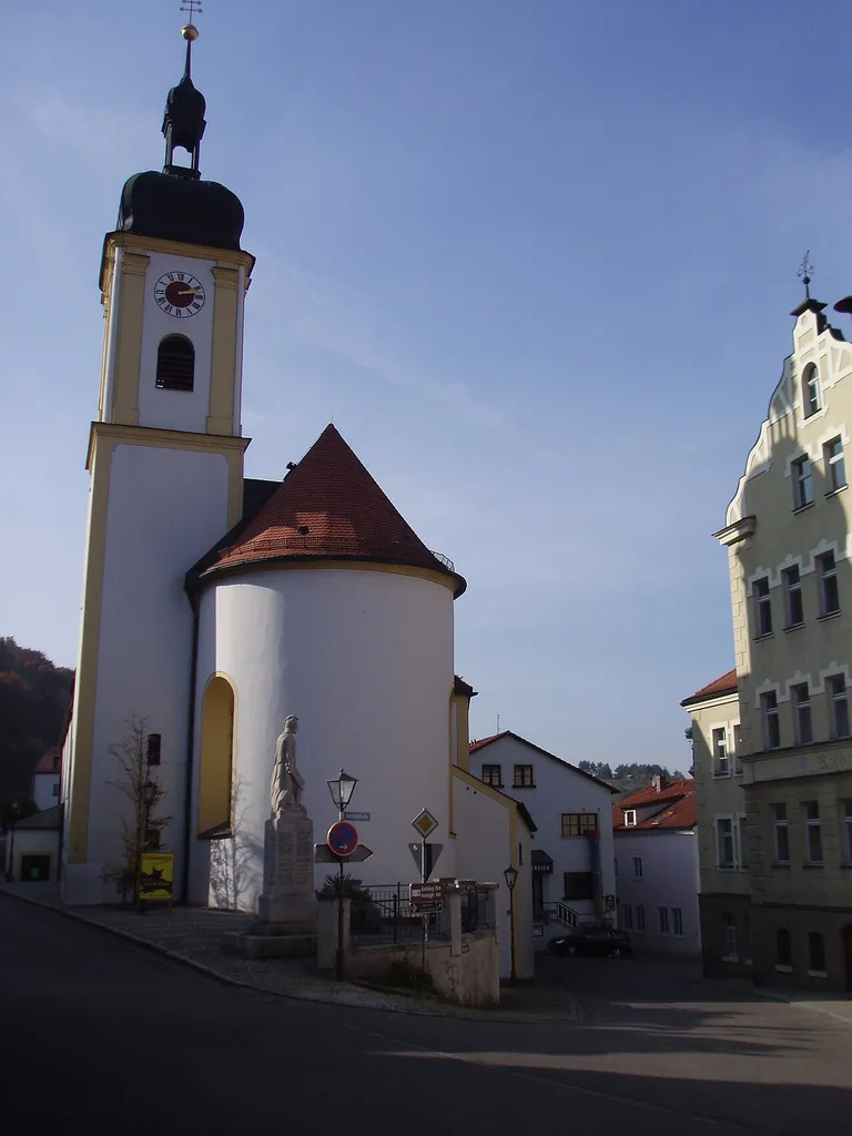 Altmannstein im Landkreis Eichstätt, Pfarrkirche und Rathaus