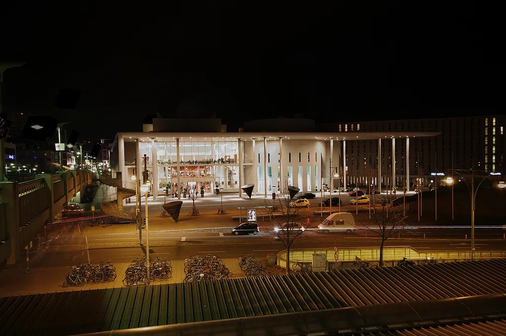 Konzerthaus Freiburg am Hauptbahnhof bei Nacht