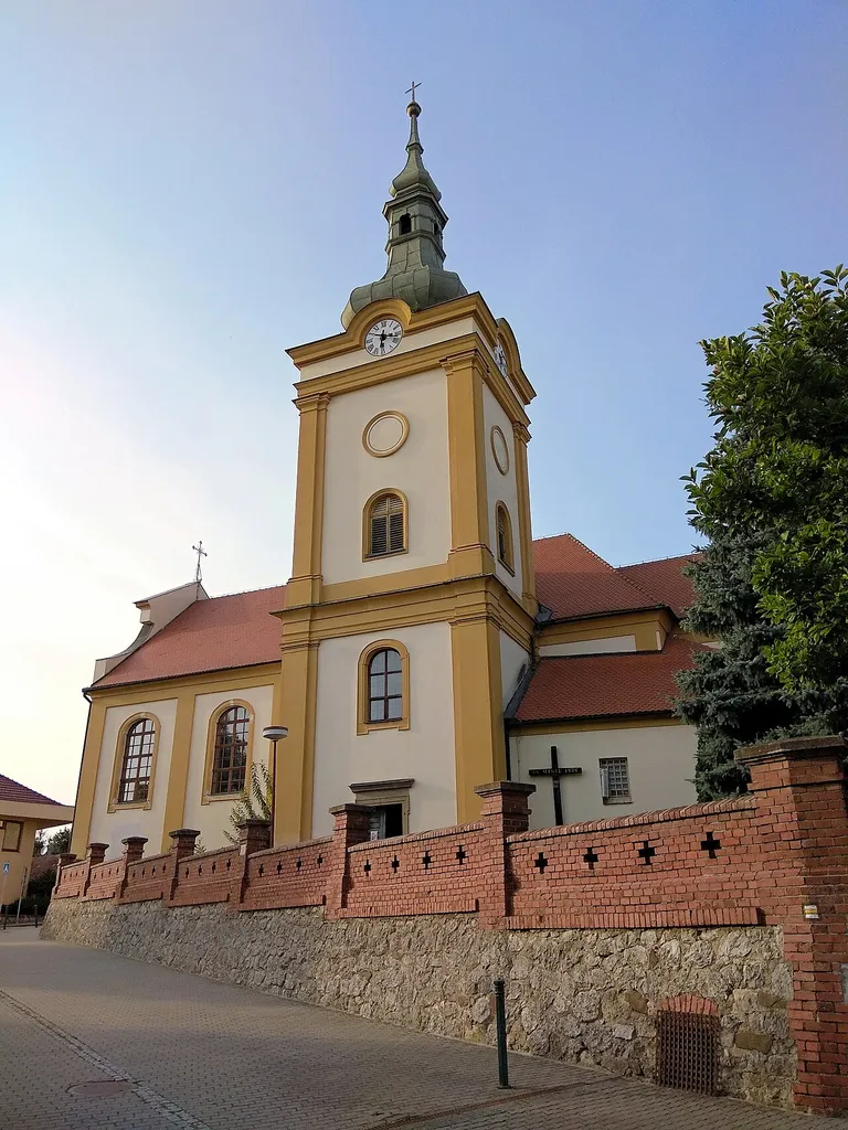 Město Šlapanice v okrese Brno-venkov. Kostel Nanebevzetí Panny Marie na Masarykově náměstí.