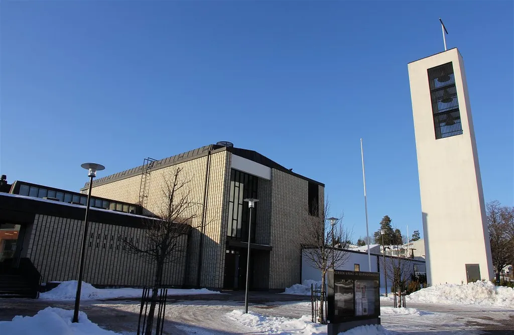 Korson kirkkoa, Vantaan Korson kaupunginosassa. Korson kirkon suunnitteli Olli Kuusi (1962), uudistustyön Jari Frondelius ja Jaakko Keppo (2001).