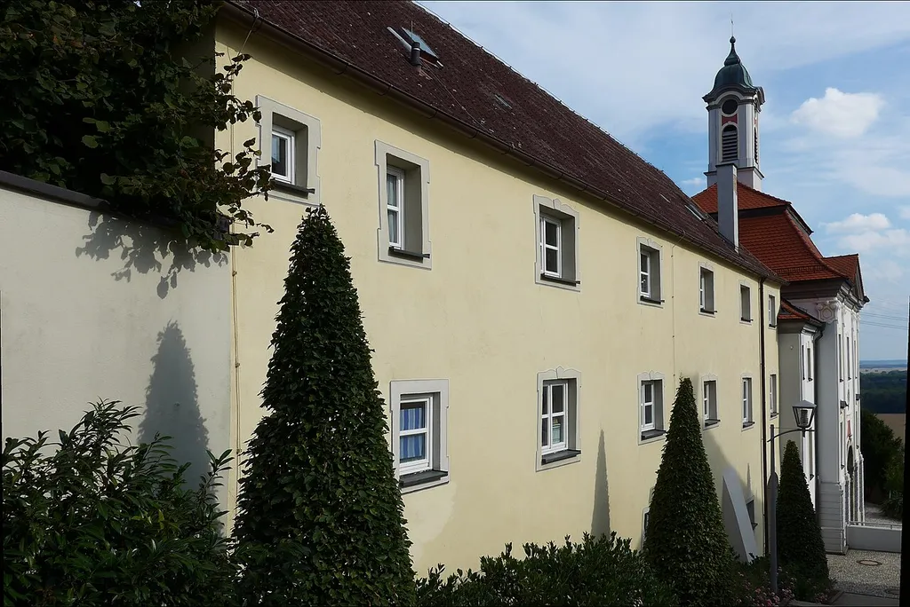 Das Bild zeigt den nördlich des Torhauses angebauten ehemaliger Ökonomiebau des Klosters