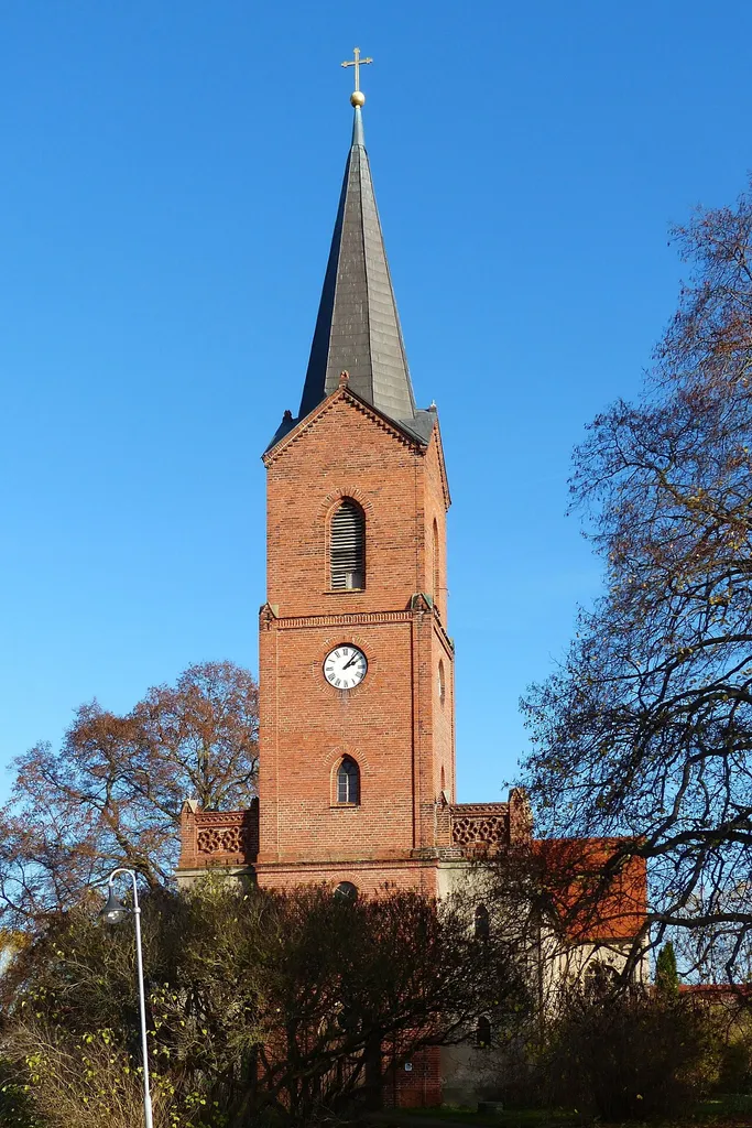 Ab dem Mittag liegt auch die Turmfassade in hellem Sonnenlicht.