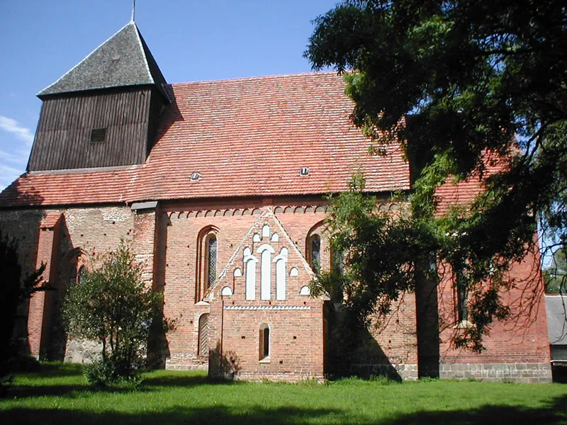 Backsteinkirche in Altkalen mit Wand- und Deckenmalereien aus dem 13. Jhd.