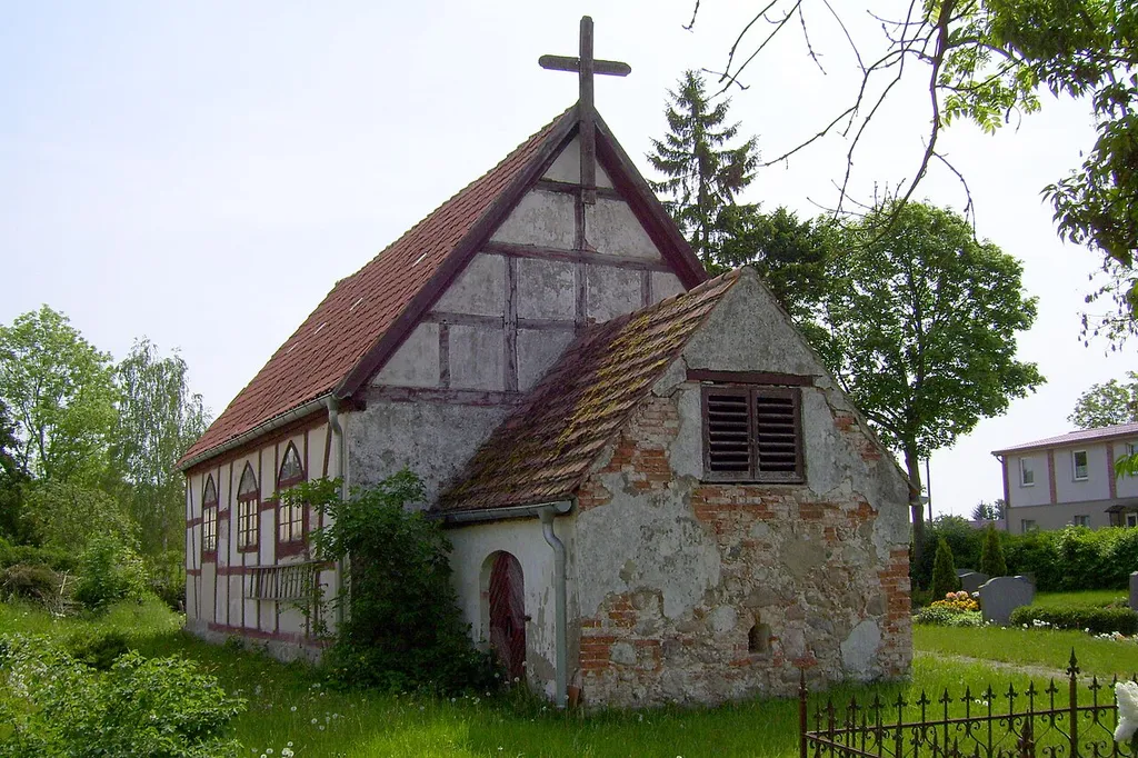 Kapelle Kuntzow - Landkreis Ostvorpommern Westgiebel mit Gruftanbau