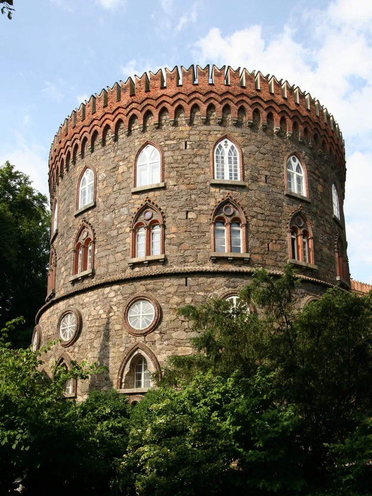 Part of former Fortification of Linz, today part of a private school.