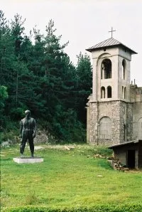 Drežnica, Hrvaška. Spomenik padlim borcem II. svetovne vojne in pravoslavna cerkev.