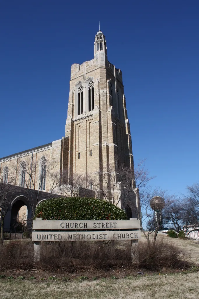 A picture of the exterior of Church Street United Methodist Church in Knoxville, TN.
