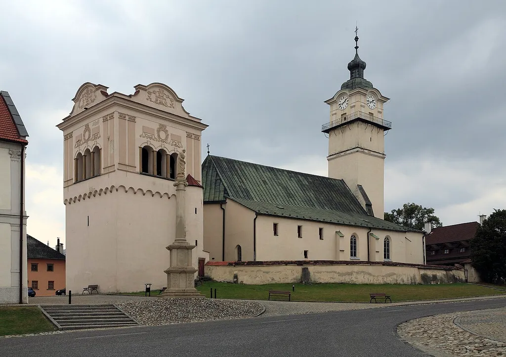 Von Norden, der Glockenturm links ist freistehend. Die angeschnittene Hausecke ganz links gehört zum Rathaus.