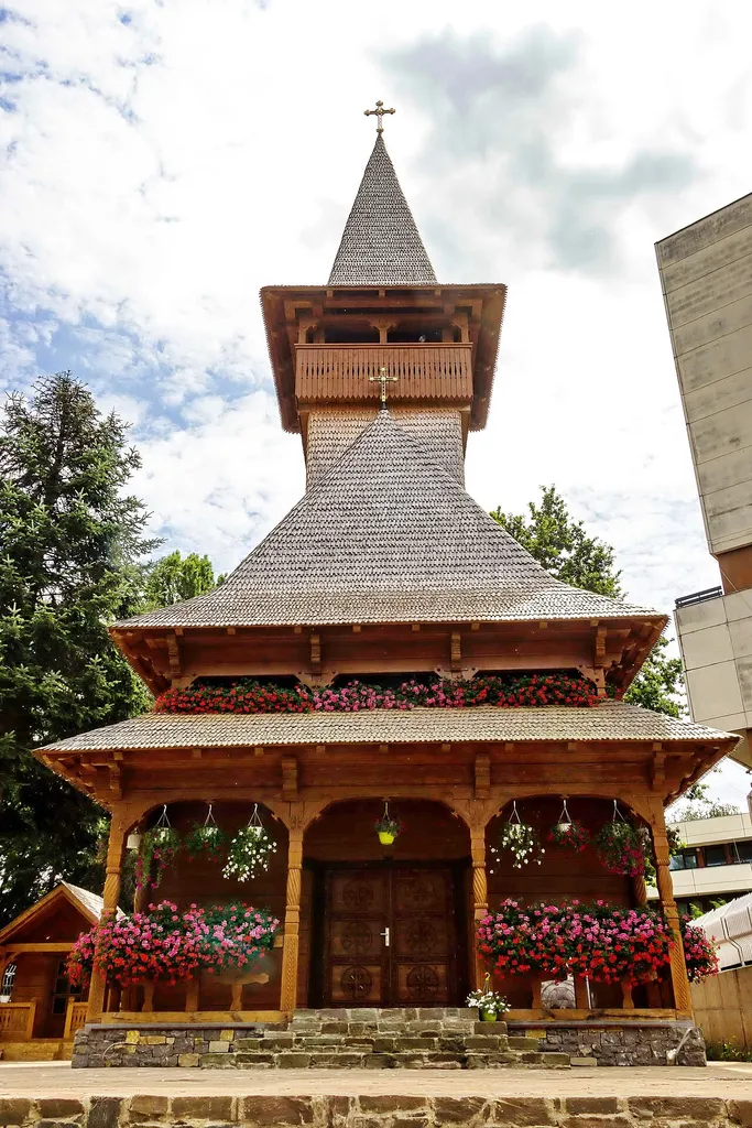 Rumänisches Generalkonsulat in Bonn; Die Holzkirche, gebaut im traditionellen Stil der Holzkirchen aus der Region Maramures in Rumänien, befindet sich auf dem vormaligen Gelände des Konsulats.