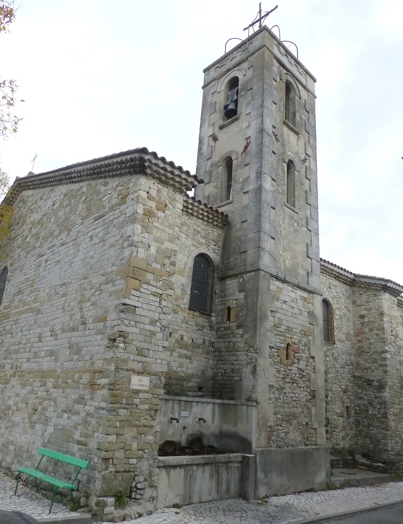 Charols (Drôme, France), dans la plaine des Andrans, église St Jean-Baptiste, extérieur. Commencée au IXe siècle, elle serait une des deux plus anciennes églises du département.