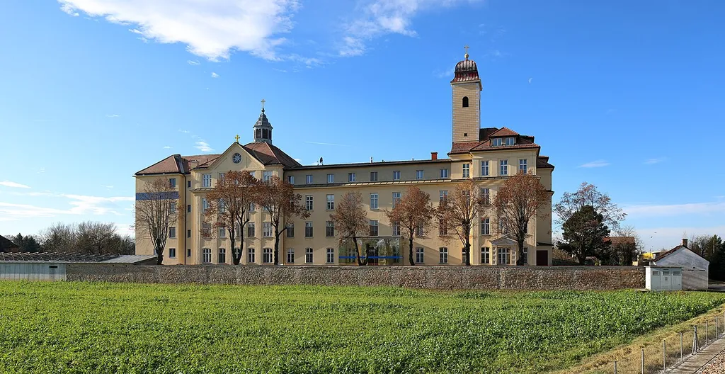 Ostnordostansicht des Klosters St. Koloman in der niederösterreichischen Stadt Stockerau.Das Kloster wurde von 1912 bis 1913 anstelle eines Vorgängerklosters von den Steyler Missionsschwestern nach den Plänen des Architekten Bruno Buchwieser errichtet. Von 1936 bis 1937 wurde das Kloster wieder mit Buchwieser um einen Nordtrakt erweitert sowie eine neue Klosterkirche errichtet und 1978 erfolgte südseitig ein viergeschossiger Zubau.