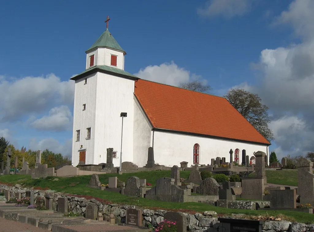 Romelanda kyrka sedd från sydväst