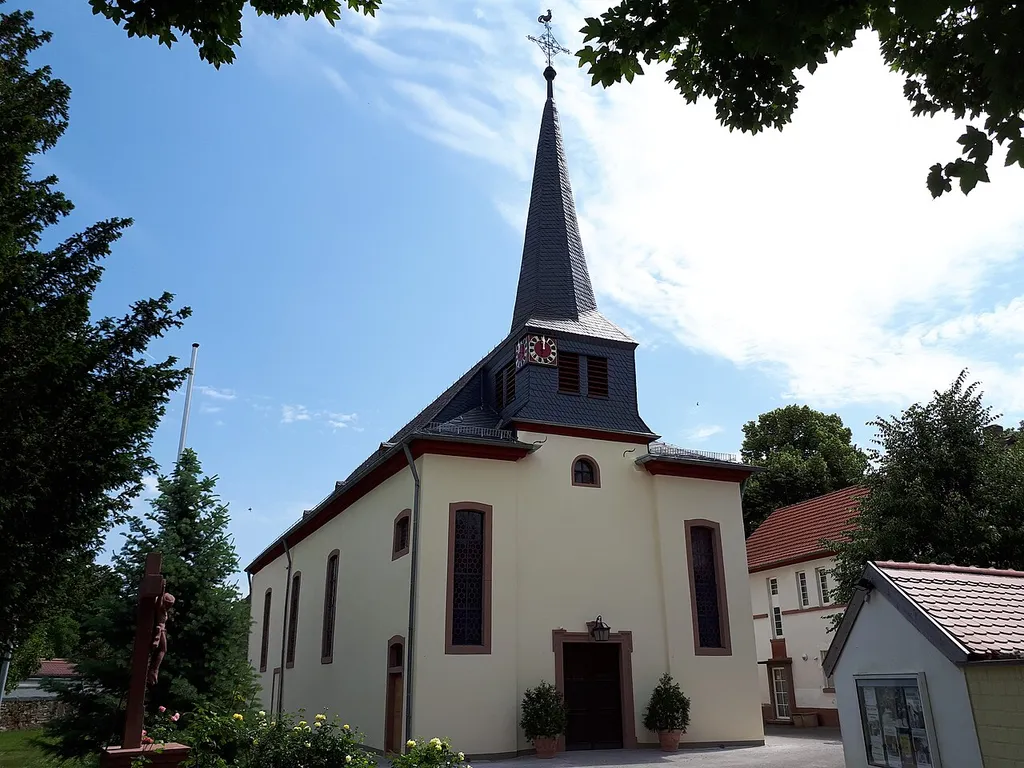 Katholische Pfarrkirche St. Petrus in Ketten, Astheim. Hier: Nach der Außenrenovierung 2018.