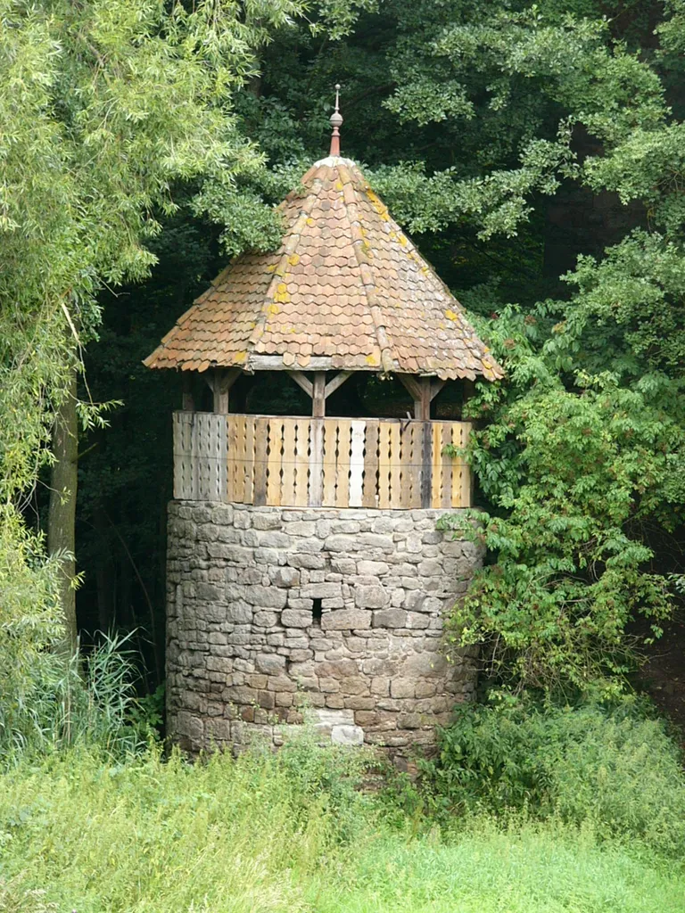 Vorgelagerter Turm der Burgruine Leonrod